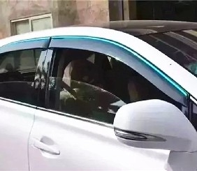 下雨天车里面玻璃的雾气怎么去掉