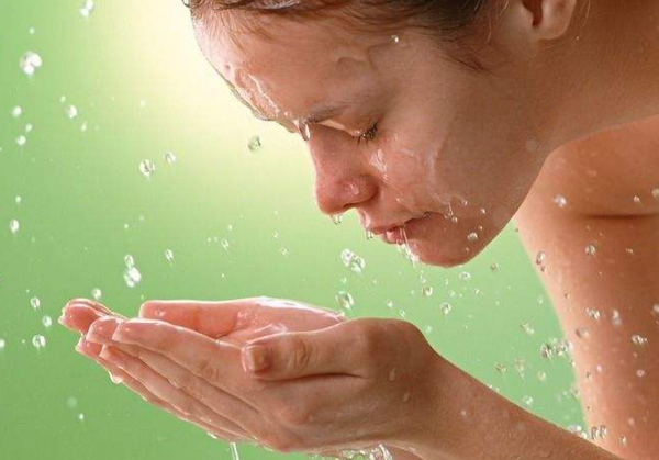 用了爽肤水以后,脸还要用水洗一遍吗