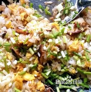 健康养生佳品香菇鸡蛋酱油炒饭的做法
