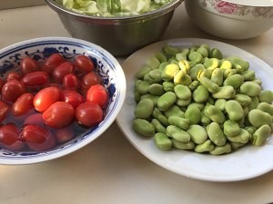 食补养生素炒蚕豆的做法