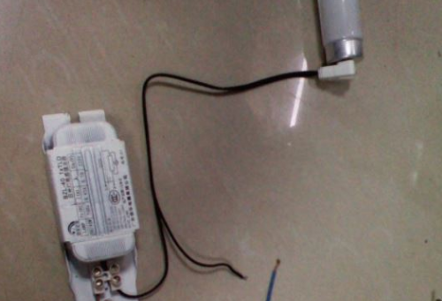 一拖三的电子镇流器怎么接啊