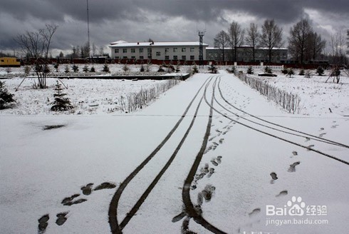 在冰雪天如何行车安全