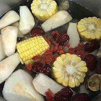 如何制作啤梨土鸡汤火锅