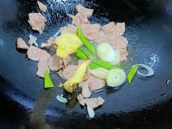 五花肉芋头炖粉条