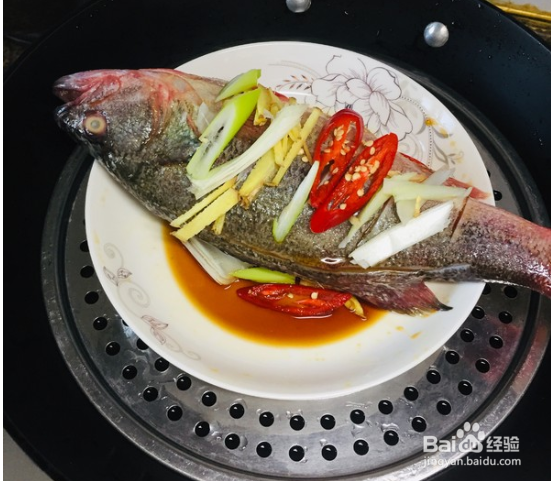 清蒸鲈鱼的家常做法