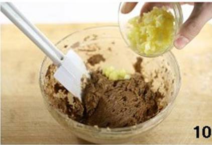 怎样在家中自制美味的翻转菠萝布朗尼