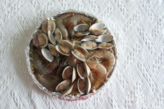 如何在家就能简单制作一份蒜蓉粉丝蛤蜊烤虾呢?