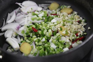 教大家做酱油海鲜炒面