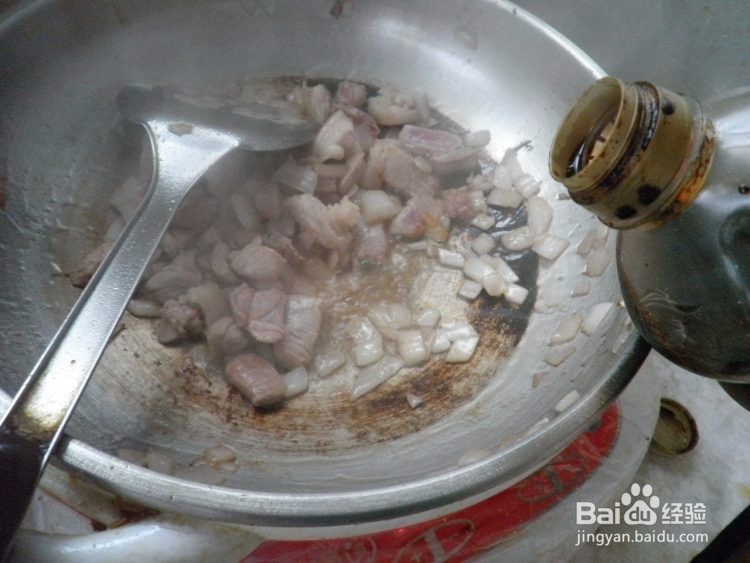 红烧五花肉焖米饭的做法