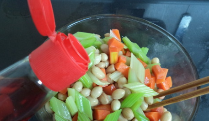 芹菜水煮花生米怎么做