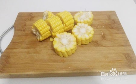 如何简单的做广式靓汤，苦瓜胡萝卜玉米猪骨汤