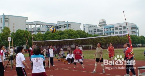 排球平时练习中如何垫球