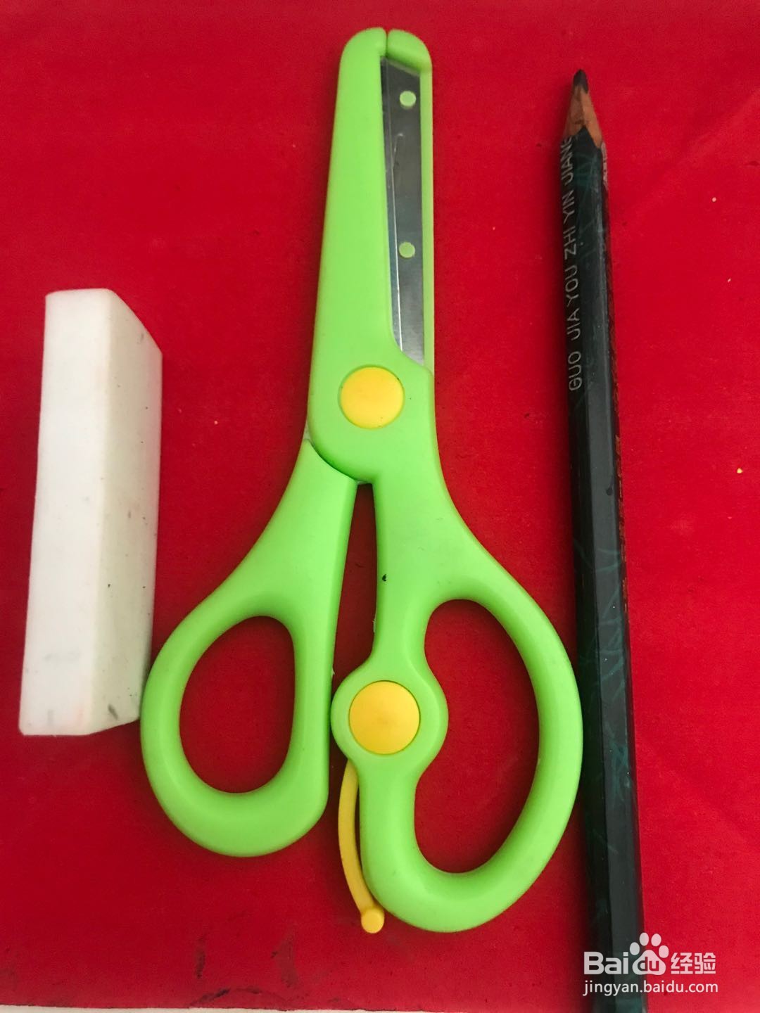 <b>幼儿手工启蒙剪纸 怎样裁剪两个切开的苹果</b>