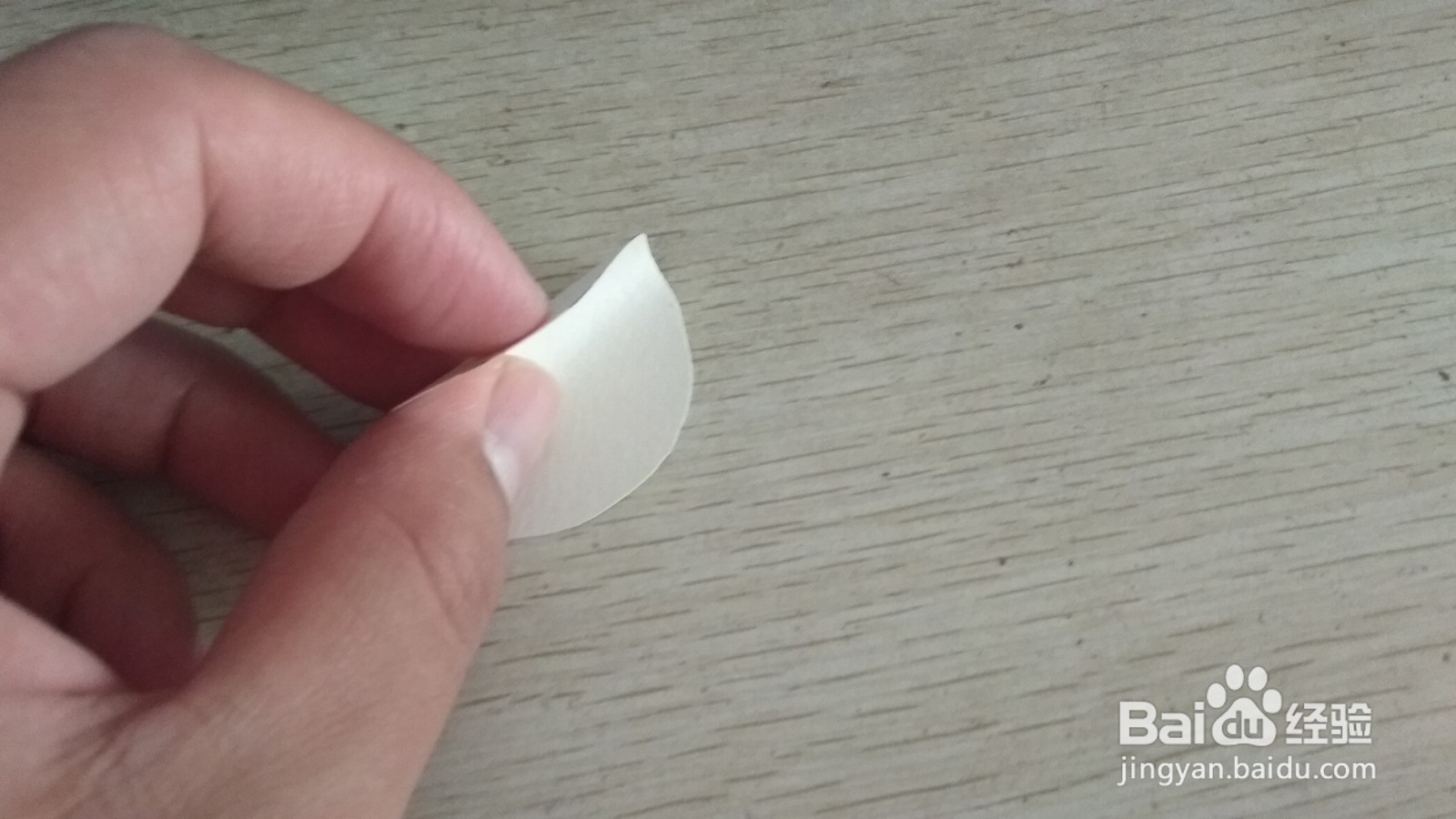 如何用一个圆形画纸和铅笔做简易的钢笔的支架