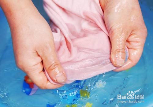 口红弄到衣服上最快的清洁办法