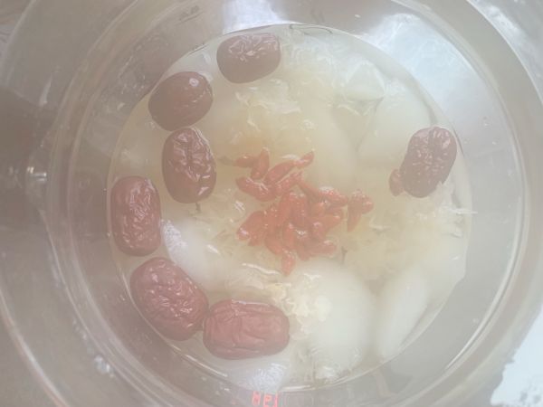冰糖银耳雪梨汤