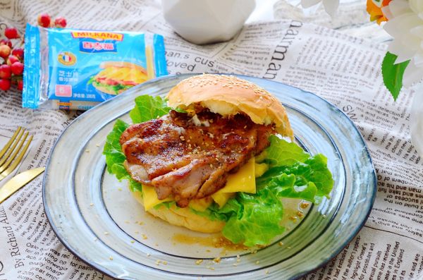 黑椒鸡腿肉芝士菠萝堡