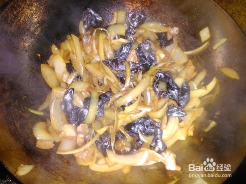 既能防治骨质疏松又能养颜补血的洋葱炒木耳