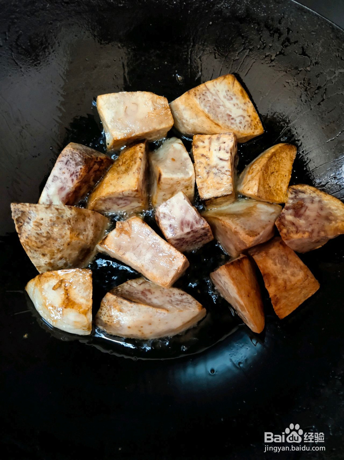 巨暖心的芋头排骨汤的做法