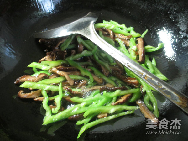 香菇尖椒炒绿豆芽