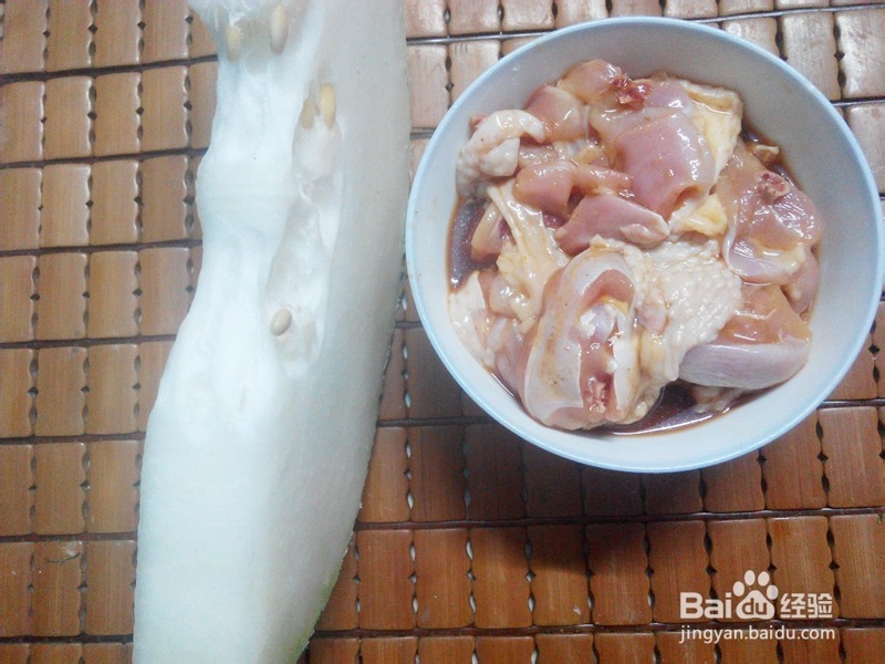 冬瓜煨鸡腿肉的做法。