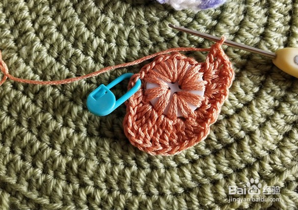 毛线装饰钮扣心形的钩编方法