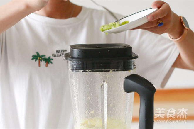 酸甜可口猕猴桃香蕉橙汁