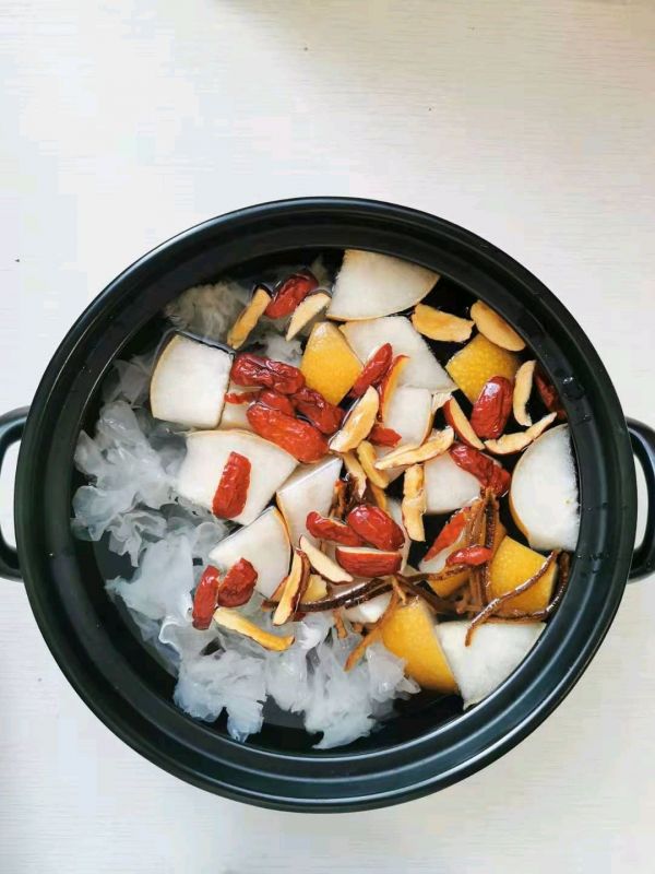 红枣银耳炖雪梨