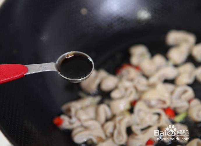 腌菜炒肥肠的做法