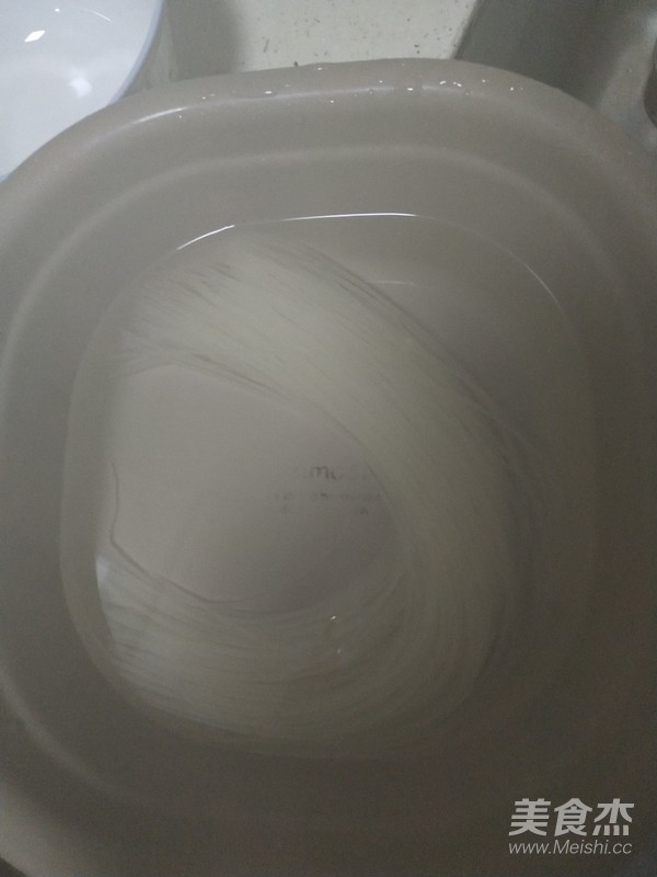 海鲜焖米粉的做法