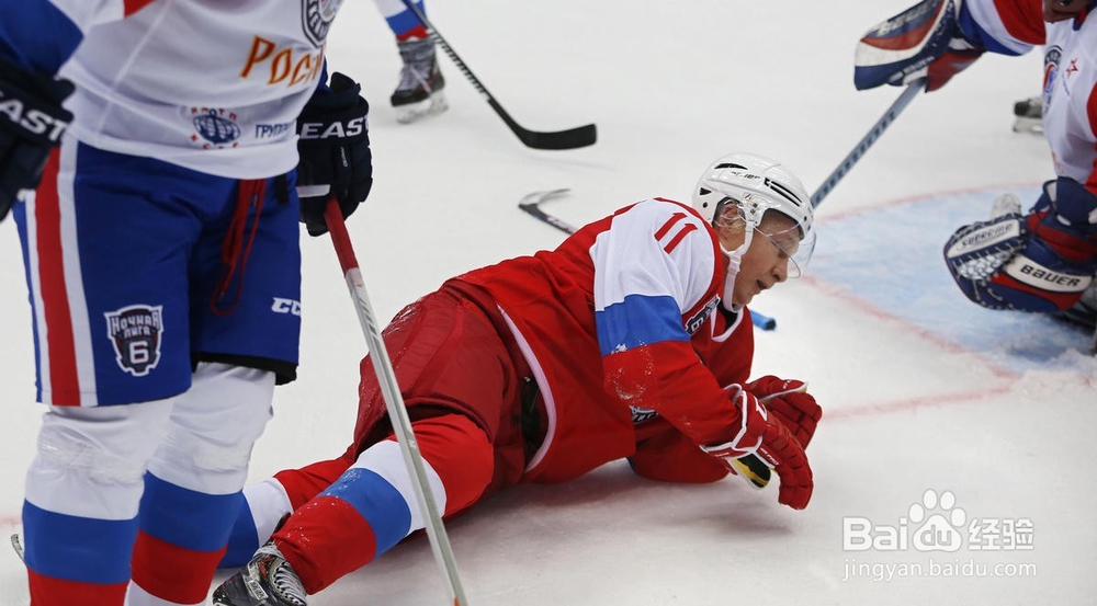 普京打冰球展硬汉本色 摔倒仍在追球