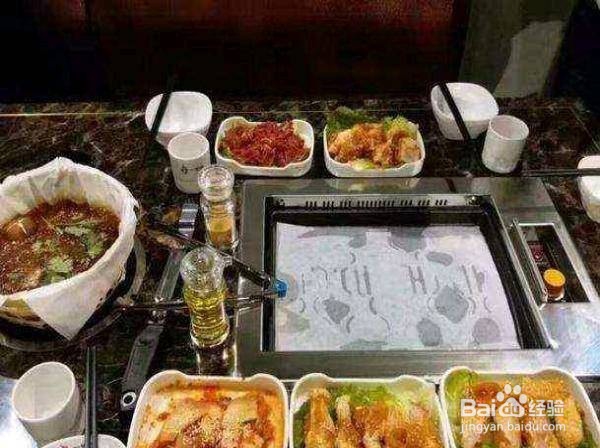 吃烤肉时，服务员总是频繁换纸原来是这样