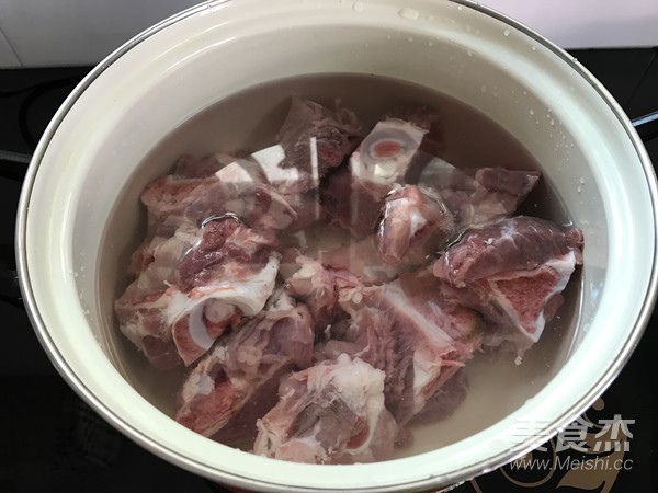 鲜香猪骨炖萝卜