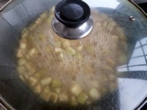 如何用土豆炖茄子的做法