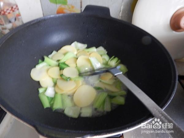 家庭自制油菜炒土豆片