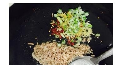 剁椒肉丁榨菜清江鱼片怎么做