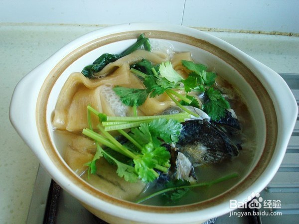 家庭版鱼头苕粉煲的做法