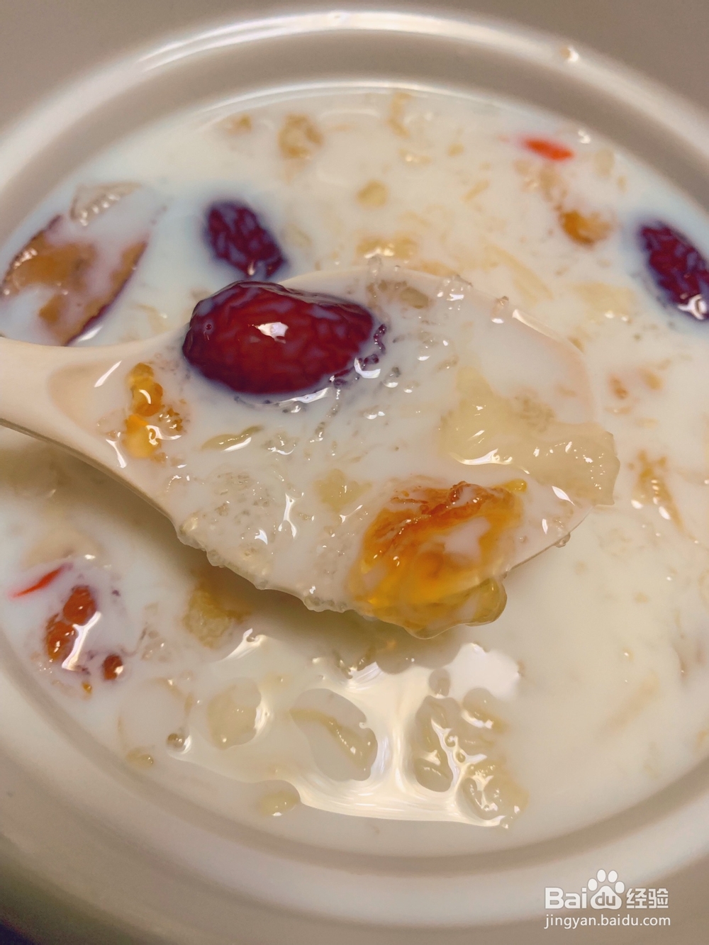 家常做法的桃胶皂米银耳汤