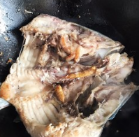 奶白鱼头汤的做法