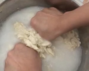 家常自制凉皮,普通面粉即可