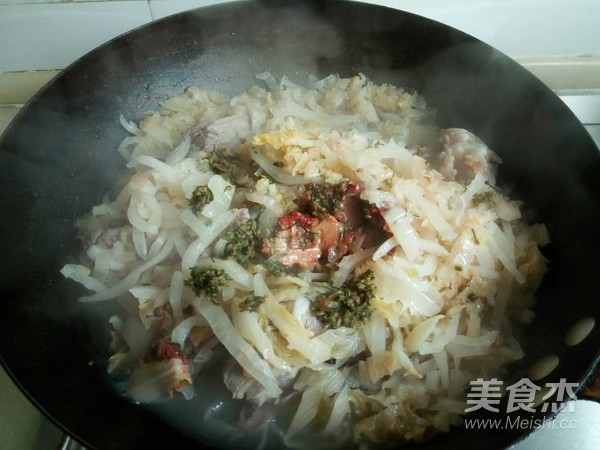 酸菜炖排骨的做法