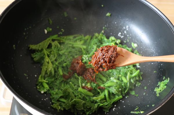牛肉酱炒南瓜藤