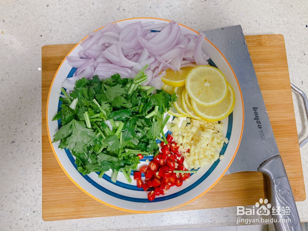 手撕柠檬鸡腿肉的做法