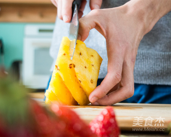 貌美的草莓菠萝奶昔