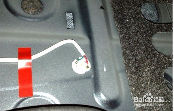 迈腾尾箱灯怎么卸