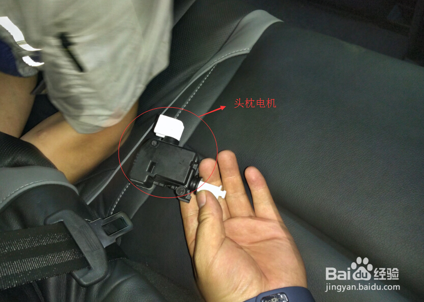 锐界第二排座椅头枕拆卸方法