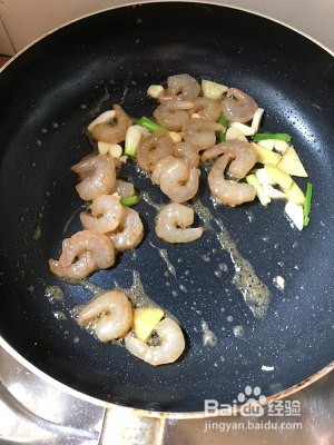 食补养生玉米豌豆炒虾仁的做法