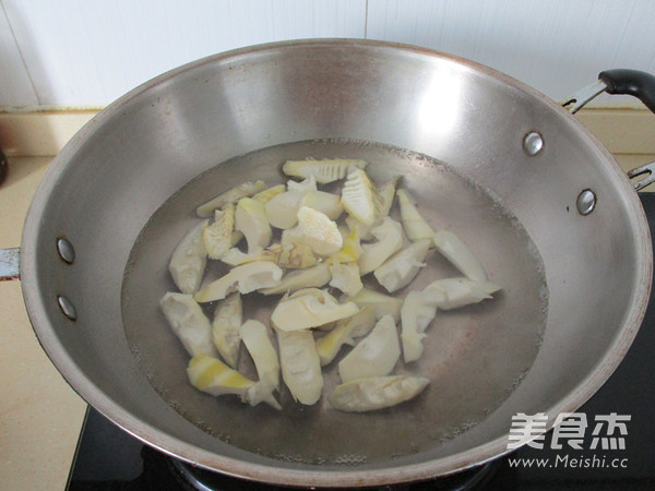 荠菜笋片干贝羹