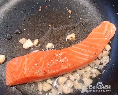 怎么做蒜煎三文鱼芦笋?低脂轻食？