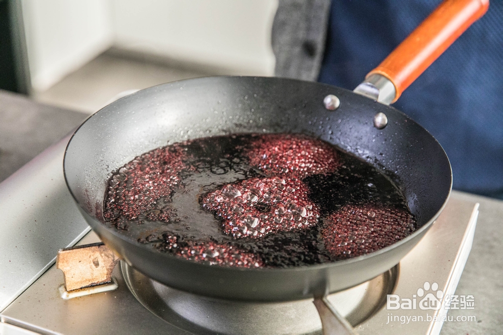 怎么做红酒啤梨配香煎三文鱼?